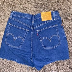 BRAND NEW NEVER WORN. LEVI RIBCAGE SHORTS.